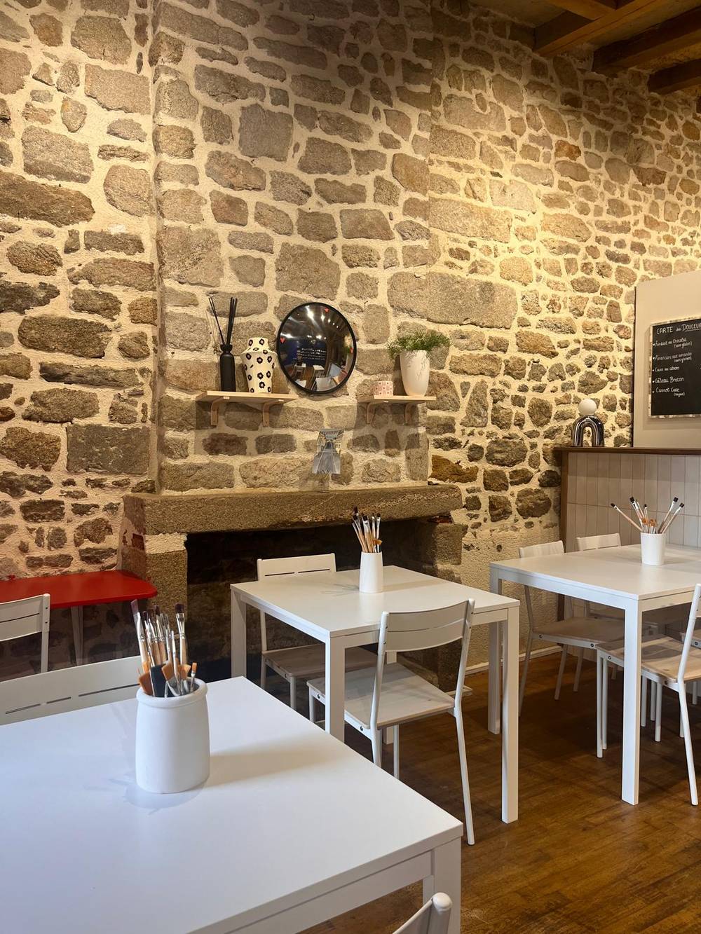 La salle en pierre de KALON avec ses tables blanches