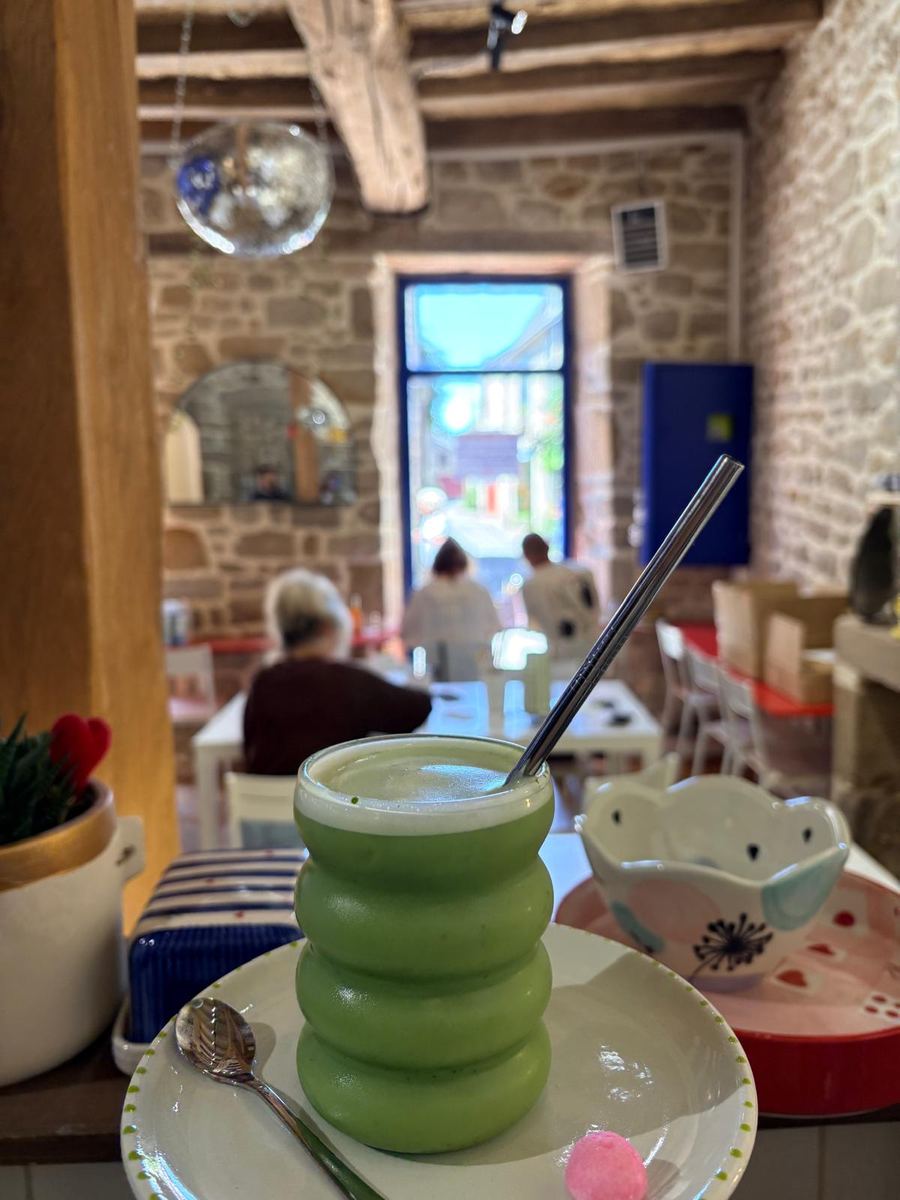 Matcha latte glacé servi dans un verre bubble vert
