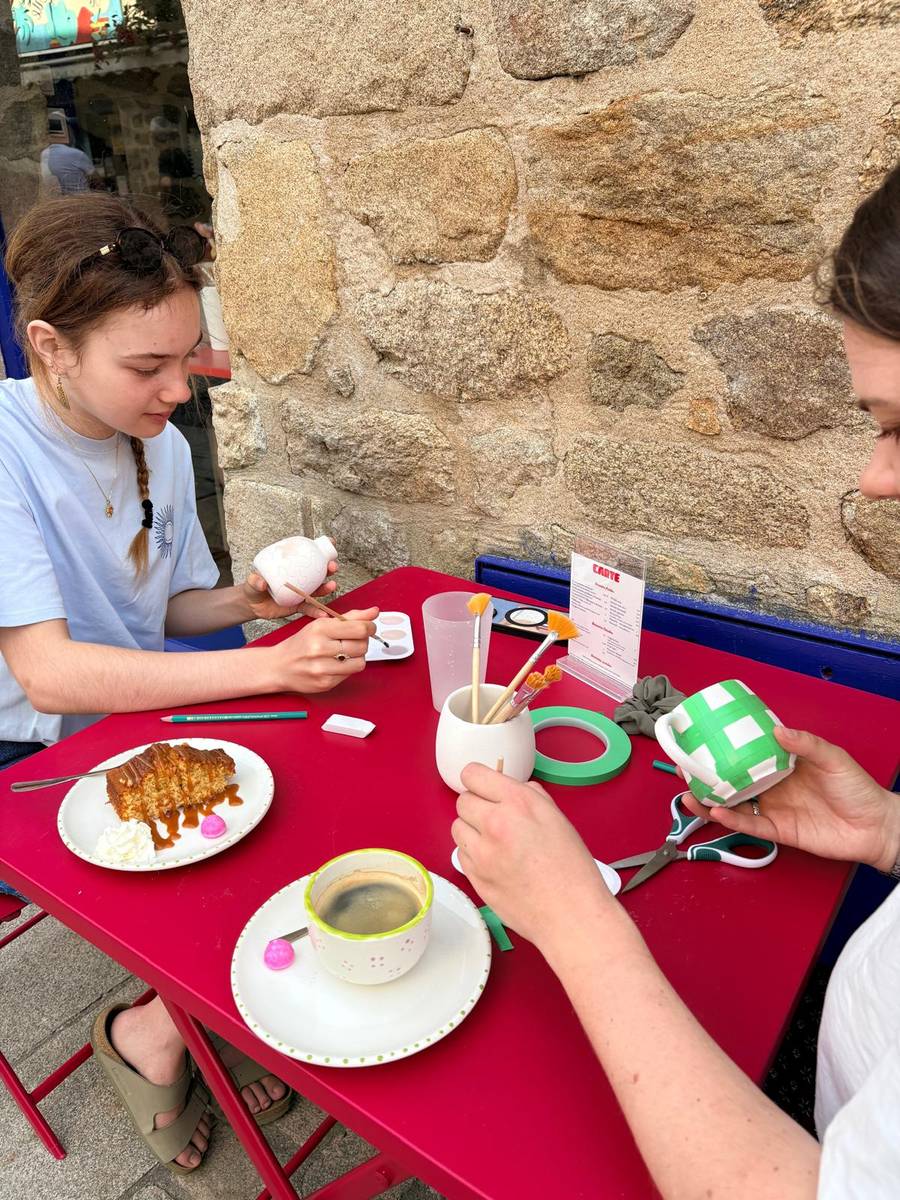 Clientes en terrasse avec café et gâteau